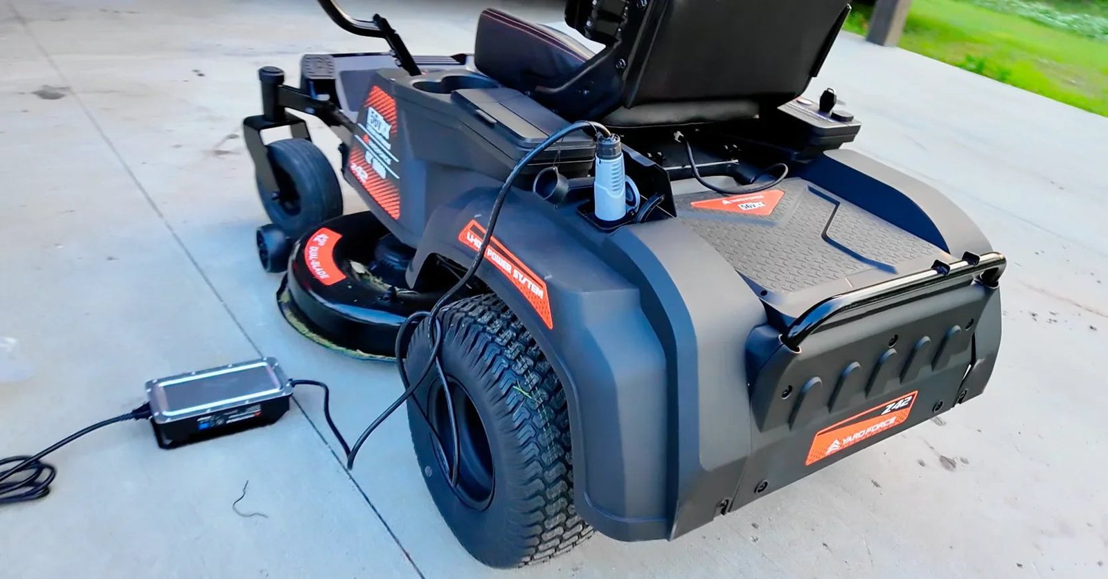 Yard Force Riding Lawn Mower 42″ Zero Turn Battery Powered 56V Z42-562 New - Image 3